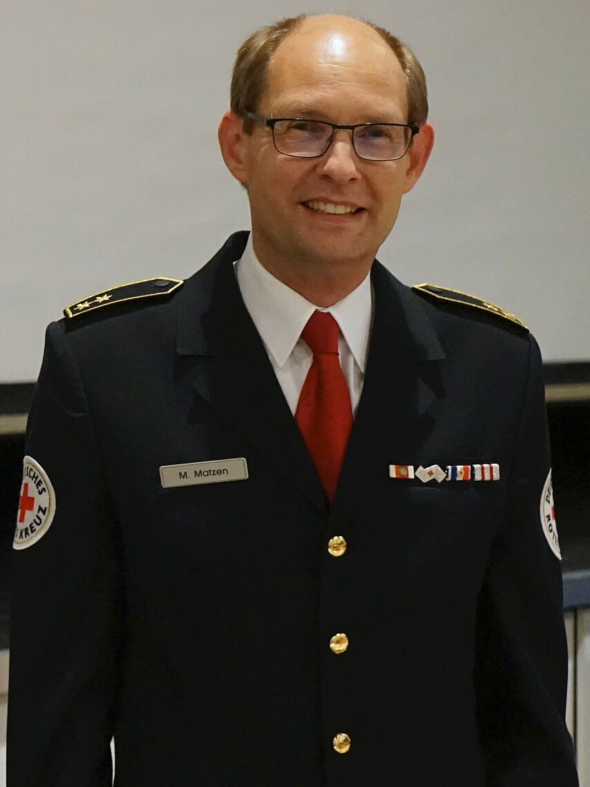 Portrait von Marco Matzen in seiner Ausgehuniform. Er ist Mitte 40 und trägt eine Brille.